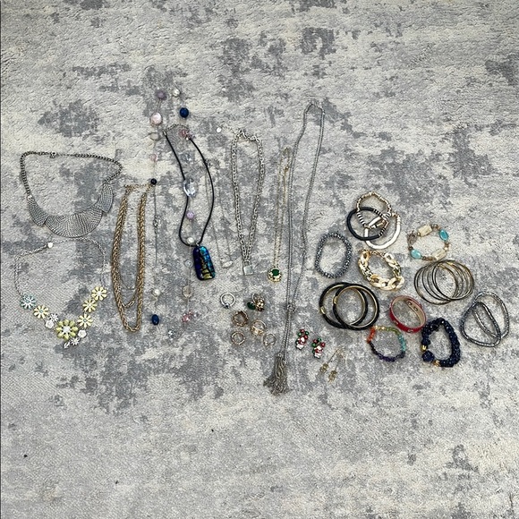 Bulk Lot of Mixed Fashion Costume Jewelry Necklaces Rings Bracelets Earrings - Picture 3 of 11